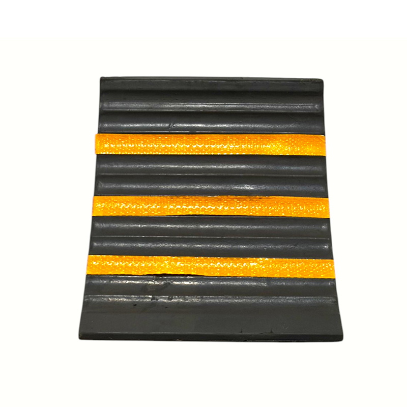 Triangulära förstärkta anti-slip gummihjulstopp (med integrerat handtag) Triangulära förstärkta anti-slip gummihjulstopp (med integrerat handtag)