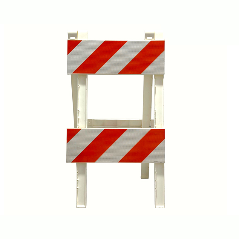 Trafikbarrikad med A-ram av plast med reflekterande paneler av teknisk kvalitet Trafikbarrikad med A-ram av plast med reflekterande paneler av teknisk kvalitet